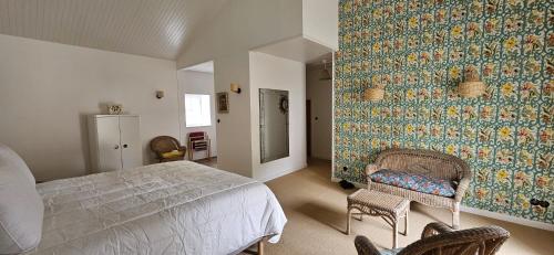 a bedroom with a bed and a floral wall at Villa Mitsou in Melle