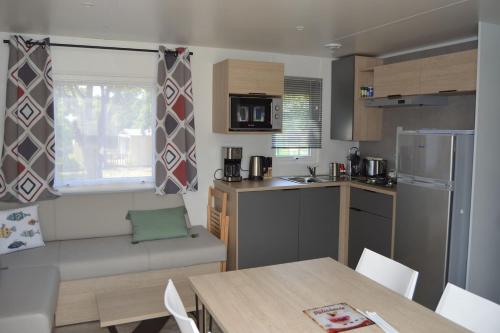 Kuhinja oz. manjša kuhinja v nastanitvi Mobil home neuf en Bretagne sud