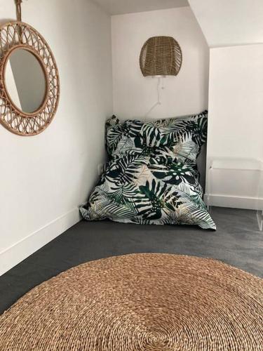 - une chambre avec un lit, des oreillers et un miroir dans l'établissement Duplex hypercentre avec parking, à Rouen