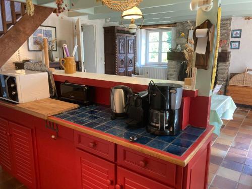 - une cuisine avec un comptoir et une cafetière dans l'établissement Maison spacieuse à 900m de la plage avec grand jardin et annexe, idéale pour familles nombreuses - FR-1-418-22, au Palais