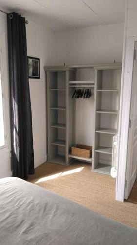 - une chambre avec un lit et un dressing dans l'établissement Le Nid de L’Île, à Chinon