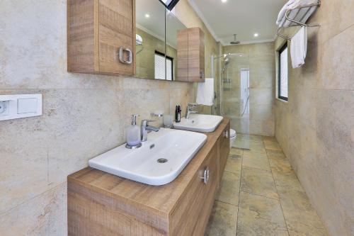 y baño con lavabo blanco y espejo. en Villa Jilda Kalkan en Kalkan