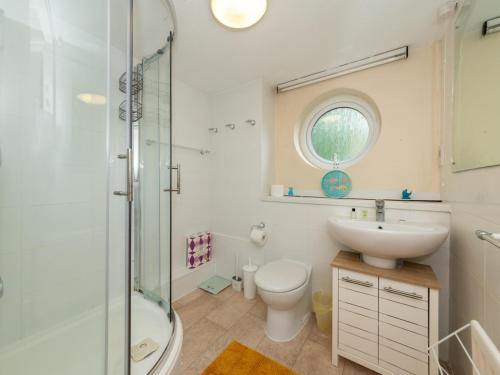 a bathroom with a sink and a toilet and a shower at Pass the Keys Cosy Flat close to Train Station and Centre in Reading