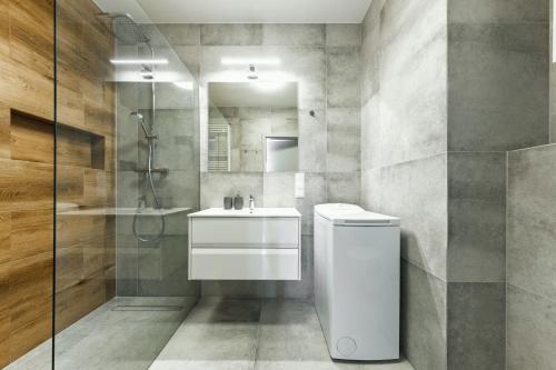 uma casa de banho com um WC, um lavatório e um chuveiro em Studio 71 em Lublin