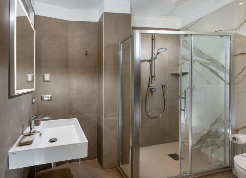 W łazience znajduje się prysznic i umywalka. w obiekcie Hotel International w mieście Misano Adriatico