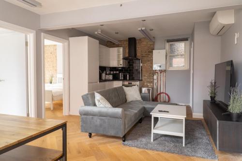 a living room with a couch and a table at City Air Apartments - HATTON GARDEN - GREAT TRANSPORT LINKS in London