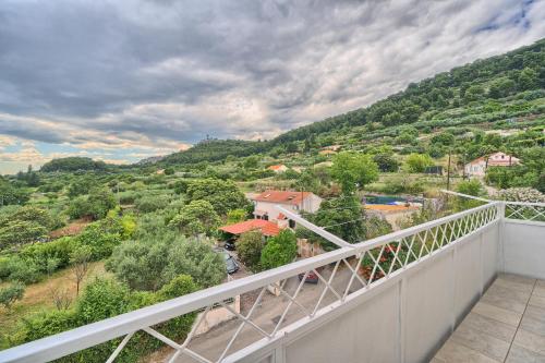A 2 luxury apt w big balcony 4 min walk to beach