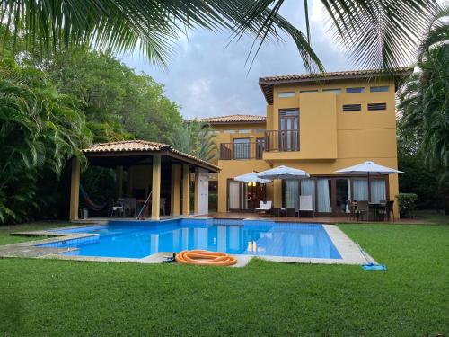 uma casa com uma piscina em frente em Costa do Sauipe - Casa de Luxo Temporada - Bahia - Condominio Quintas de Sauipe Grande Laguna - Ate 7 Adultos na Costa do Sauípe