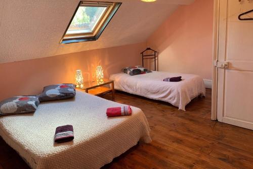 A bed or beds in a room at Gite Au Fil de lEau