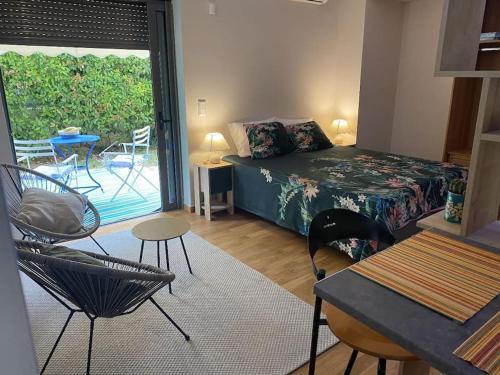 雅典Studio for a couple的一间卧室配有一张床和椅子,还设有一个庭院