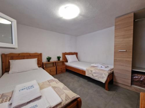 Cette petite chambre comprend 2 lits et une télévision. dans l'établissement Crystal Villa, à Skopelos