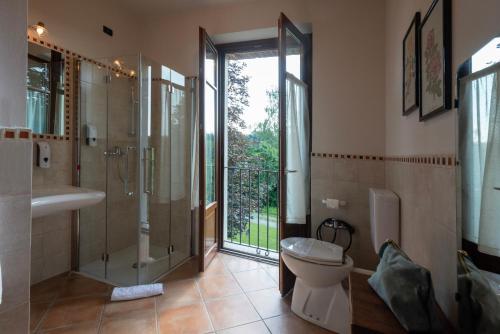 uma casa de banho com um chuveiro, um WC e um lavatório. em Agriturismo Cascina Monchiero em Bra