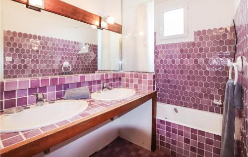 een badkamer met 2 wastafels en een spiegel bij Lovely Home In Grillon With Wifi in Grillon