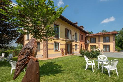 a statue in the yard of a house at Agriturismo Cascina Monchiero in Bra