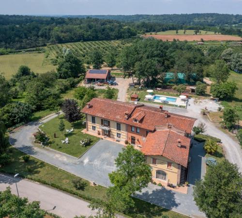 an aerial view of a large house with a pool at Agriturismo Cascina Monchiero in Bra
