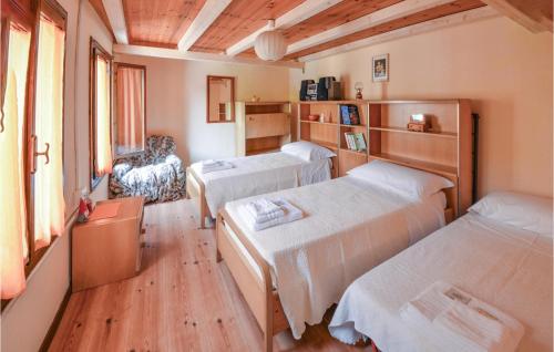 Cette chambre comprend 3 lits. dans l'établissement Nice Home In Lusiana With Kitchen, à Lusiana