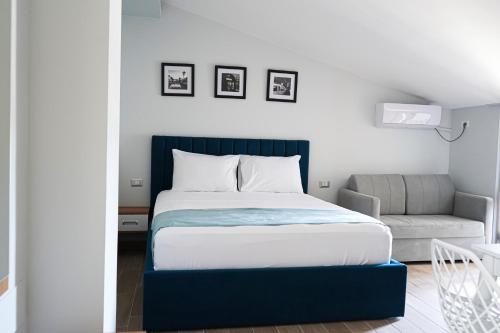 a bedroom with a bed and a couch at DelMar Apartments in Golem