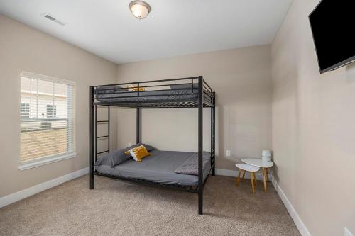 Modern 2BR 2BA New Build Condo with Garage & Patioにあるベッド