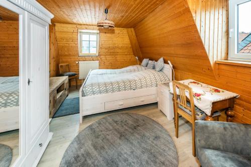 een slaapkamer met 2 bedden in een houten kamer bij Ferienwohnung historischer Markt in Heppenheim an der Bergstrasse