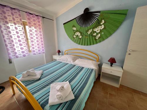 ヴァッレドーリアにあるVilla Rosaのベッドルーム1室(緑と青のストライプのベッド1台付)