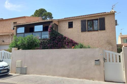 Photo de la galerie de l'établissement appartement en rez de jardin et terrasse ds villa, à Hyères