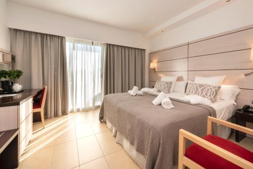 ein Hotelzimmer mit einem großen Bett und einem TV in der Unterkunft Hotel Puchet in Sant Antoni de Portmany