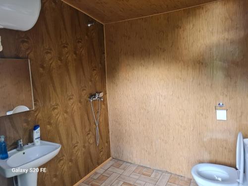 ein Bad mit einem Waschbecken und einem WC in der Unterkunft LIO in Glola