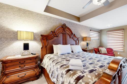 - une chambre avec un grand lit en bois et une commode dans l'établissement Country Village - 17 South Horseshoe Drive, à Ocean View