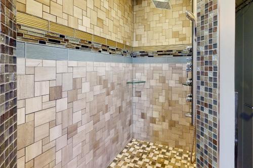 La salle de bains est pourvue d'une douche et de murs carrelés. dans l'établissement Country Village - 17 South Horseshoe Drive, à Ocean View