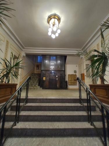 una escalera que conduce a un edificio con una puerta grande en Studio Grand Hôtel, en Capvern