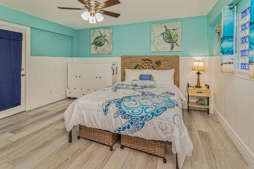 sypialnia z łóżkiem i wentylatorem sufitowym w obiekcie Jamaican Waves w mieście Galveston