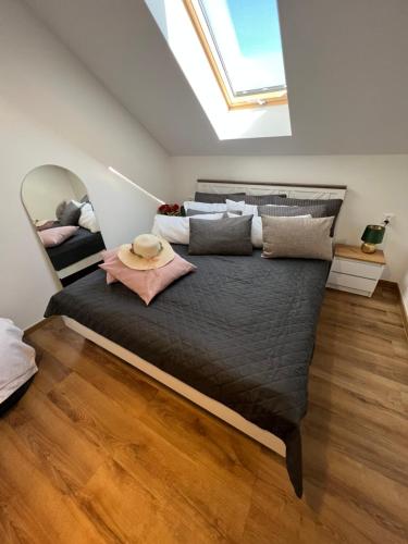ein großes Bett in einem Zimmer mit Fenster in der Unterkunft Apartments Sunshine - 650 metrów od plaży in Mielenko