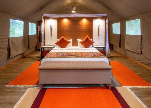 Un ou plusieurs lits dans un hébergement de l'établissement Sarova Mara Game Camp