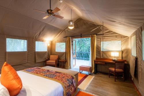 Un ou plusieurs lits dans un hébergement de l'établissement Sarova Mara Game Camp
