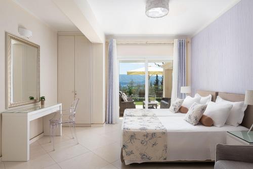ein Schlafzimmer mit einem Bett und einem großen Fenster in der Unterkunft Villa Fantasia Isthmia in Isthmia