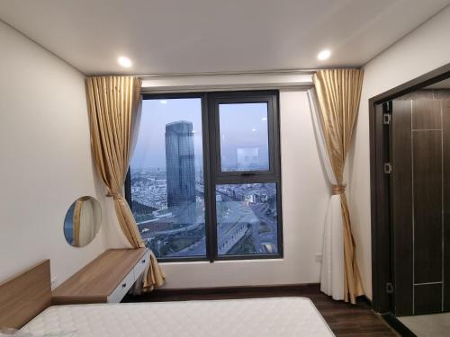 1 dormitorio con ventana grande con vistas a la ciudad en Homestay hoàng huy grand tower sở dầu hồng bàng hải phòng, en Hai Phong