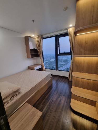 1 dormitorio con 2 camas y ventana grande en Homestay hoàng huy grand tower sở dầu hồng bàng hải phòng, en Hai Phong