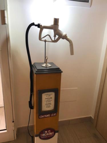 a gas pump sitting on top of a box at La piccola casa di Tania in via Fiore in Terlizzi