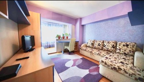 - un salon avec un canapé et une télévision dans l'établissement Central Apartment 4 Rooms Brasov, à Braşov