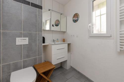 ein Badezimmer mit einem weißen WC und einem Waschbecken in der Unterkunft Etchetao in Boucau