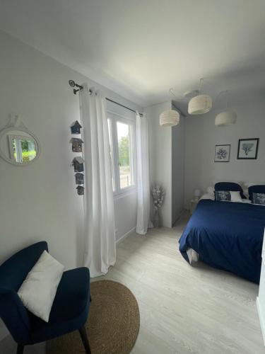 une chambre avec un lit, une chaise et une fenêtre dans l'établissement Pti gîte chez sabine, à Labastide-du-Temple