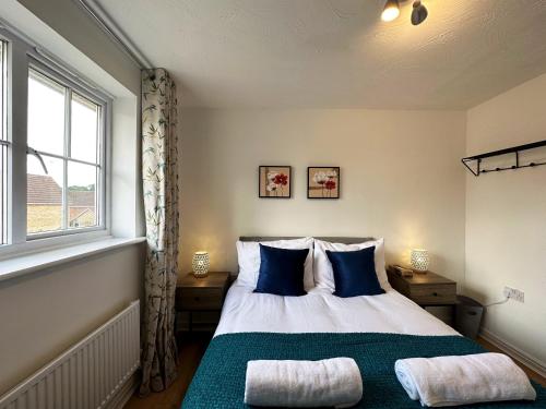 Un pat sau paturi într-o cameră la Layla's Place in Hertfordshire