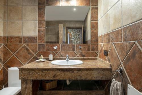 A bathroom at Pasa Fina, luxury holiday retreat