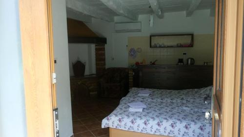 Uma cama ou camas num quarto em Apartment Bartulasi