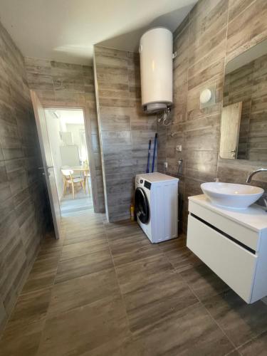 ein Badezimmer mit Waschbecken und Waschmaschine in der Unterkunft Villa Iva Vodice in Vodice