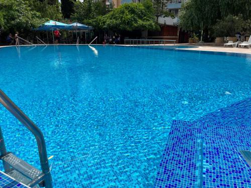 內塞伯爾的住宿－Hotel Arsenal，一个带椅子的大型蓝色游泳池