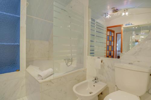 a bathroom with a toilet and a tub and a sink at "Le Winter Palace" Prestigieux, Centre, Calme in Menton