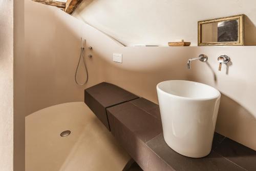 łazienka z białą umywalką i toaletą w obiekcie Josephus Domicilium iv w mieście Madonna