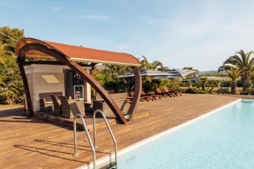 un complejo con piscina y terraza con sillas en Relax, en Vieste