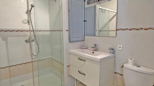 une salle de bain avec une douche, un lavabo et des toilettes dans l'établissement Palais de la Mer, à Sainte-Maxime